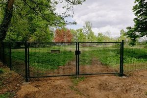 Zwarte draadafluiting en poort