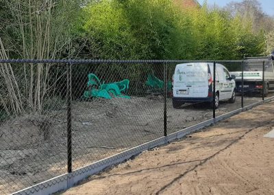 Zwarte draadafsluiting-en-tuinafbraak