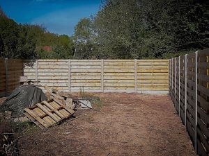 Houten-schermen-tussen-betonnen-palen na-tuinafbraak