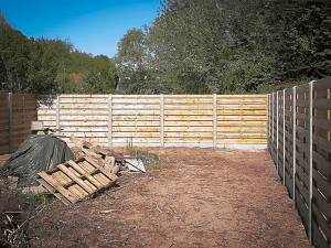 Houten-schermen-tussen-betonnen-palenna-tuinafbraak
