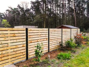 Houten-schermen-tussen-gelakte-palen