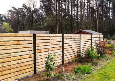 Houten-schermen-tussen-gelakte-palen