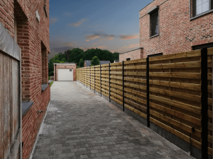 Houten-schermen-tussen-gelakte-palen-en-garage